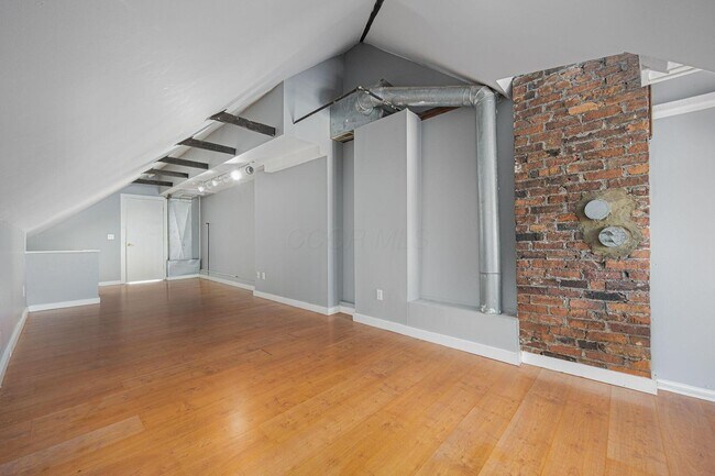Building Photo - 341 E Sycamore St
