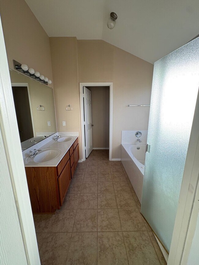 Building Photo - AVAILABLE NOW