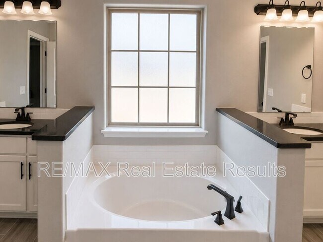 Building Photo - 511 Melrose Pl