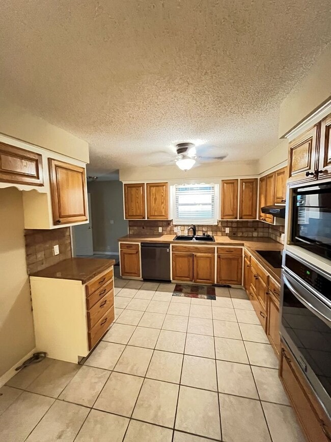 Building Photo - 3 bedroom 2 bath home in Rogers / fenced b...