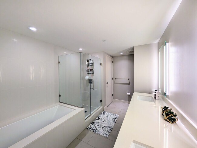 Building Photo - Sweeping Ocean Views at Symphony, 2 Bed, 2...