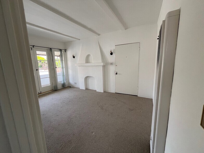 Balcony, living room & front door - 1617 California Ave