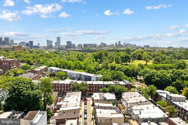 Building Photo - 880 N Myrtlewood St