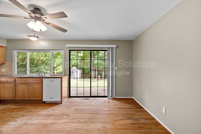 Building Photo - 561 Golfwood Dr