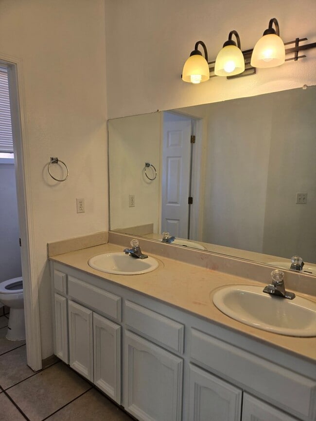 Building Photo - Three bedroom, fresh paint and pool!