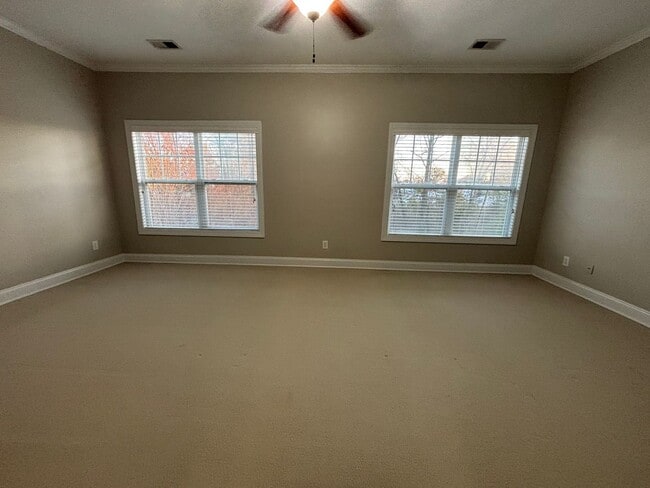 Building Photo - AVAILABLE NOW! End-Unit Townhouse in Pennington Square