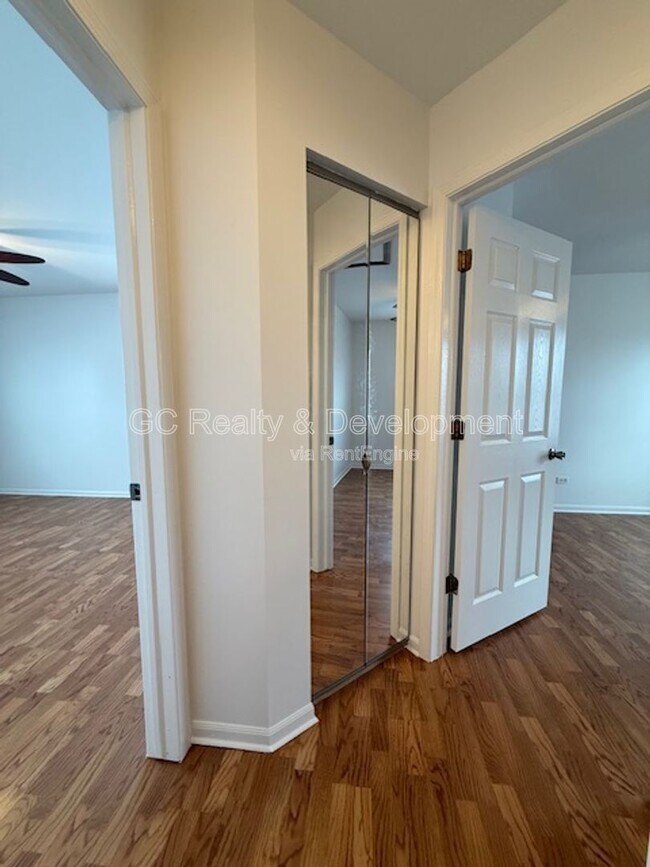 Building Photo - 885 Chelsea Ct