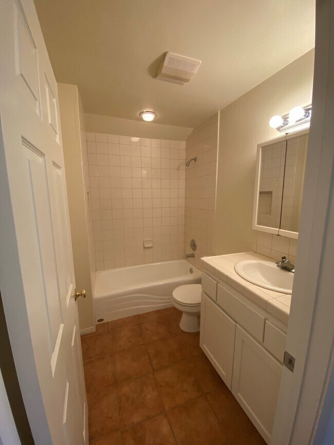 Building Photo - Santa Barbara - Cute two bedroom, one bath...