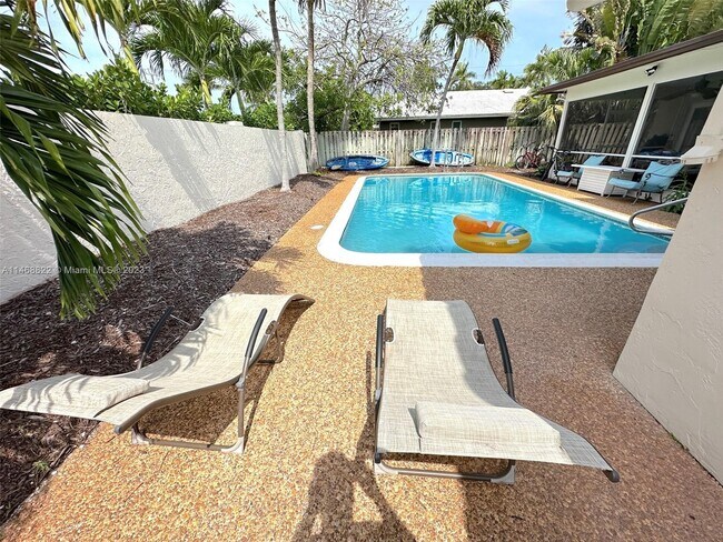 Building Photo - 2509 NE 35th Dr