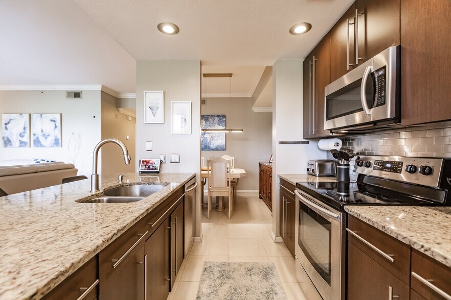 Stainless & granite kitchen. - 8331 Whiskey Preserve Cir