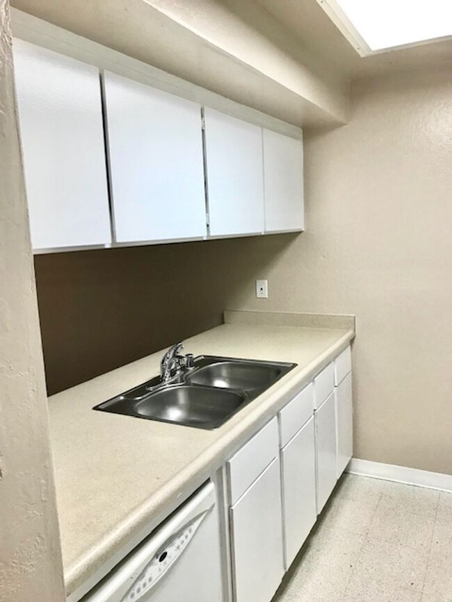 Building Photo - 3 Bed 1.5 Bath Townhouse in Antioch -- COM...