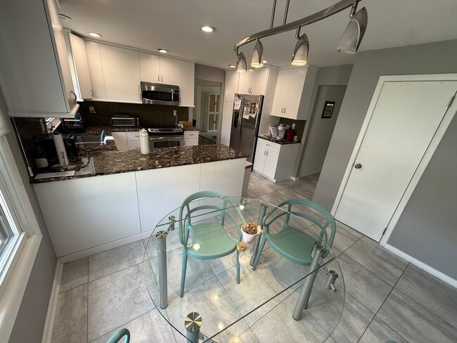 Building Photo - Large House in Cherry Hill East for Rent