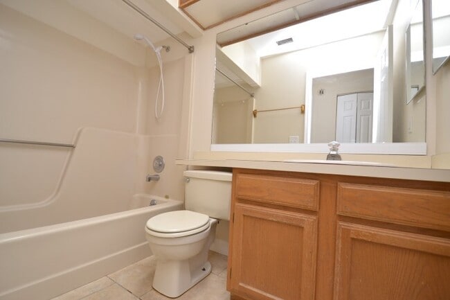 Building Photo - Cute 3 BR/2 BR Home  ~ Community Pool ~ Fe...