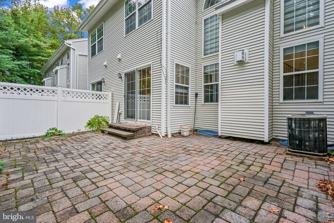 Building Photo - 204 Camelot Ct