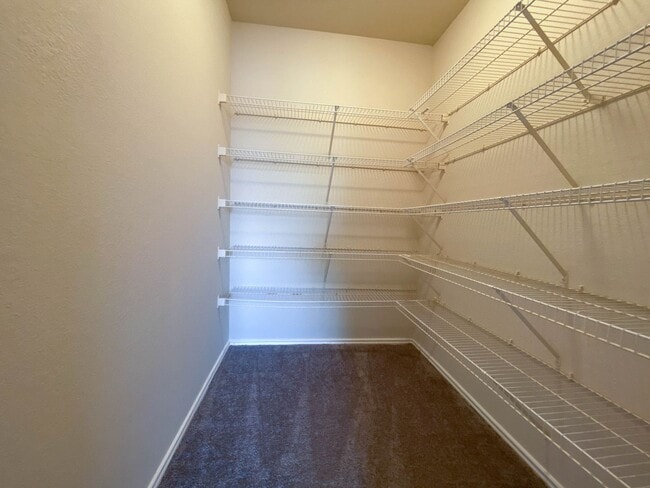 Building Photo - Spacious 4/BR 2.5/BA Two-Story Home with F...