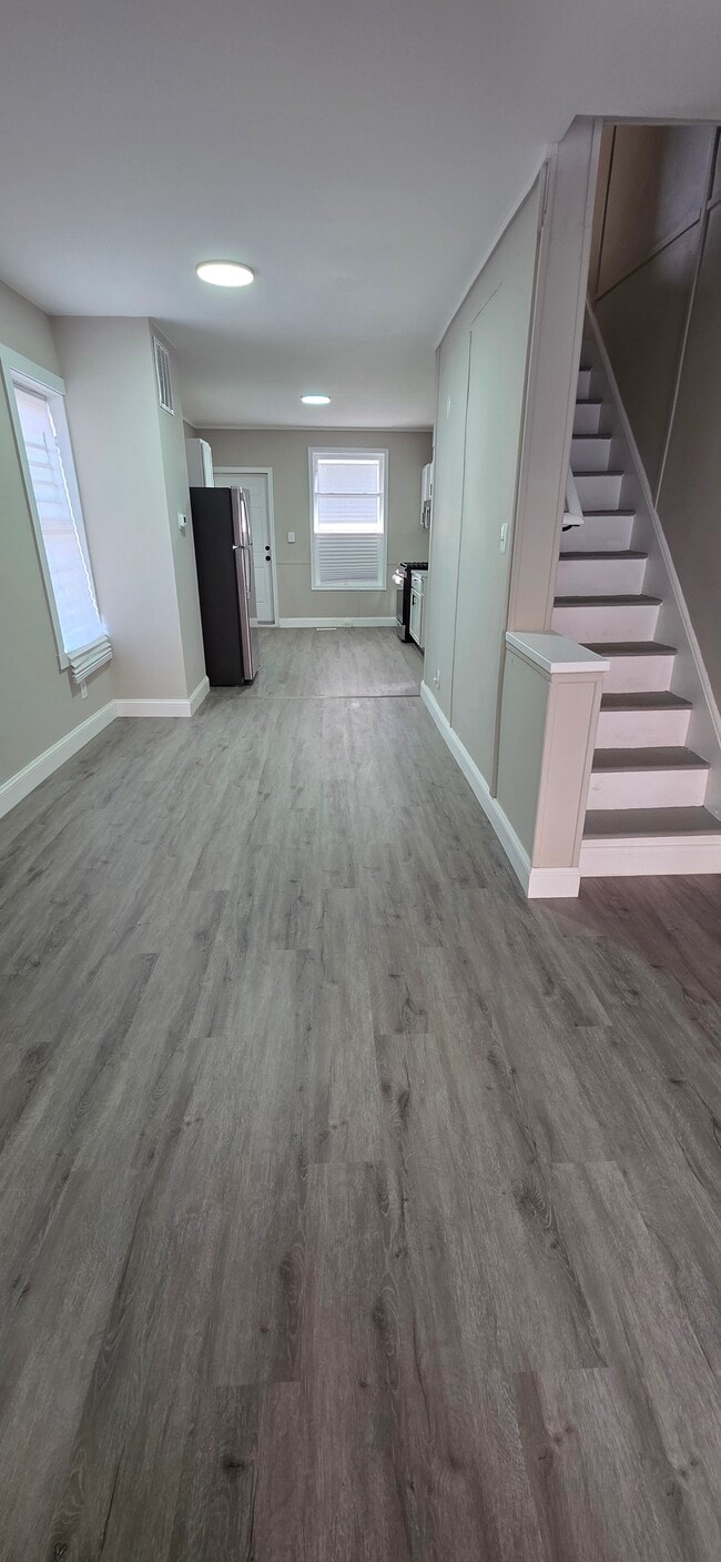 Building Photo - 700 N Streeper St