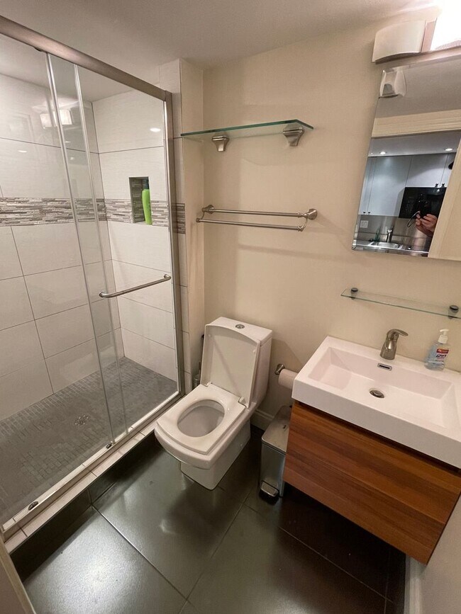 Building Photo - Fully Furnished English Basement near Capitol Hill