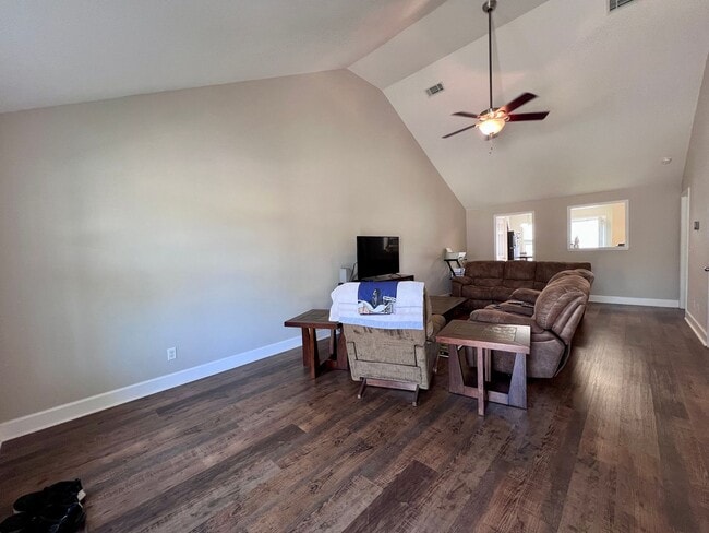 Building Photo - Fantastic 2 bedroom 2 bath townhome