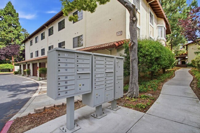 Building Photo - 479 Costa Mesa Terrace