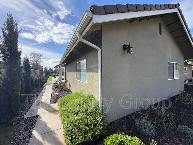 Building Photo - 540 W Birch Ct