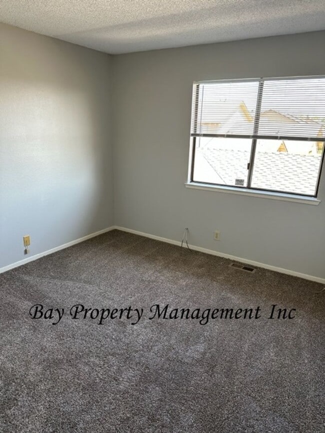 Building Photo - Gated Willowood condo with 3 bedrooms, 2 1/2 baths