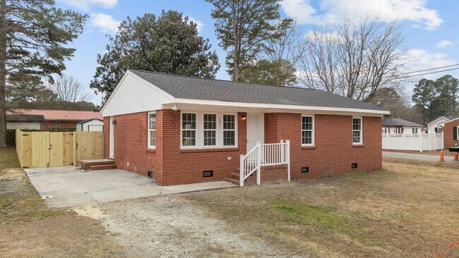 Building Photo - Cozy 3-Bedroom Ranch with Spacious Yard in Smithfield