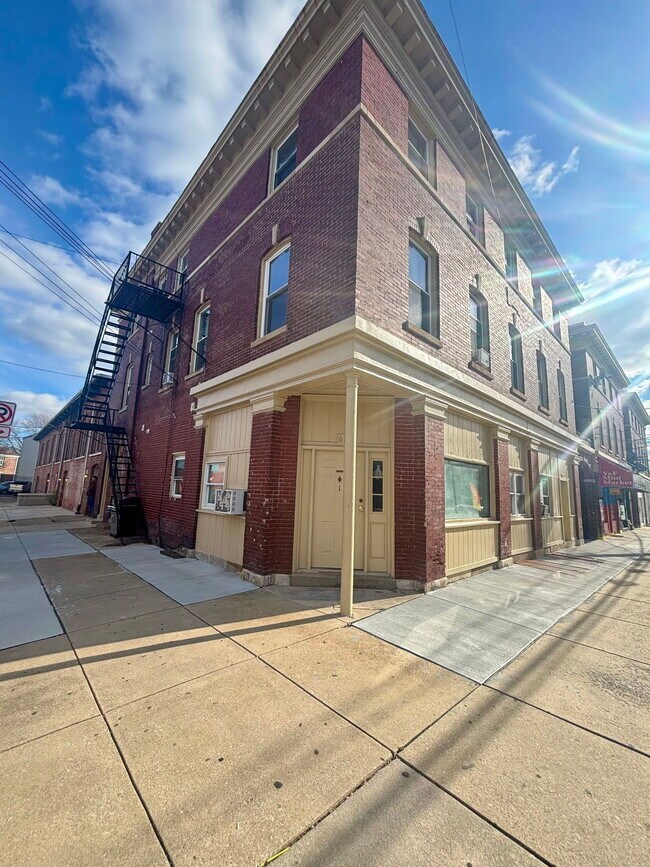 Building Photo - 408 Hand Ave