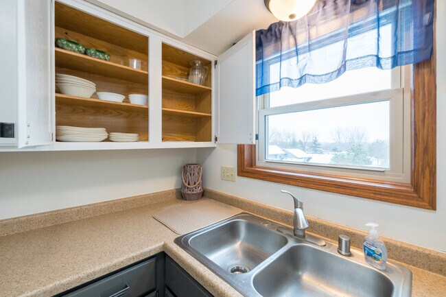 Building Photo - 348 Willow Grove Dr