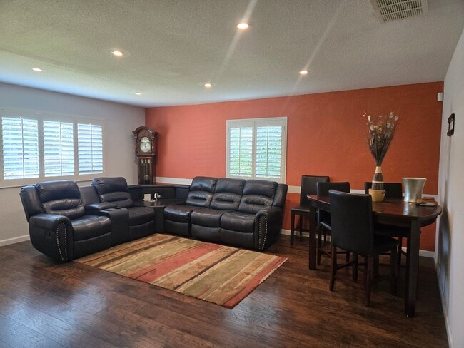 Building Photo - Beautifully Updated 3 Bed, 2 Bath House