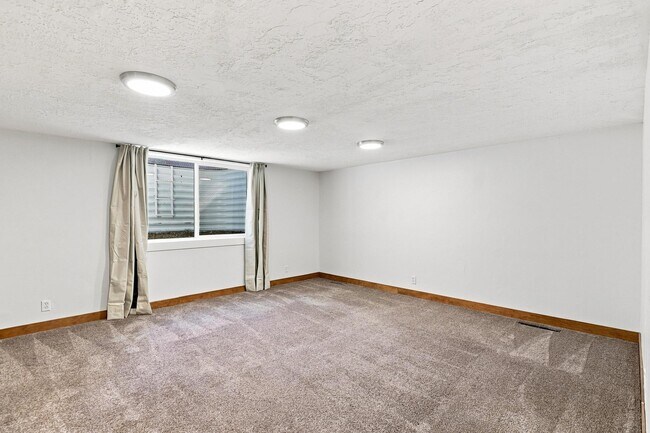 Building Photo - 650 Canyon Rd