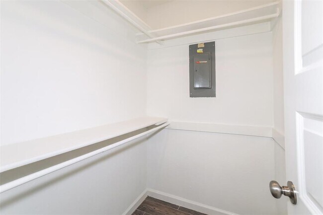 Building Photo - 8917 S Hillcrest Dr