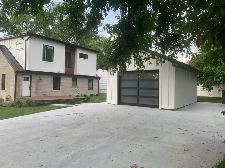 Building Photo - 702 E Maxwell Ln