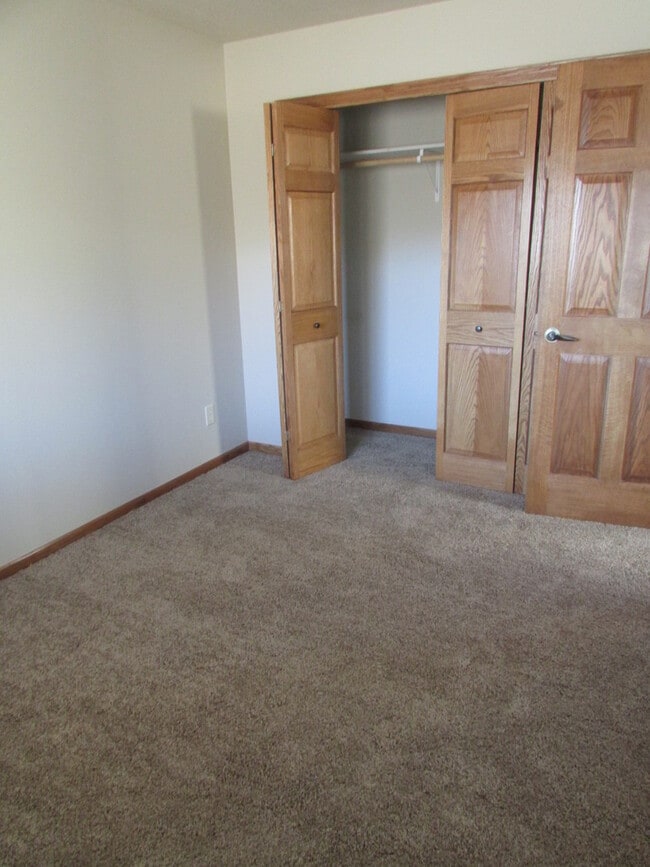 Building Photo - r1350