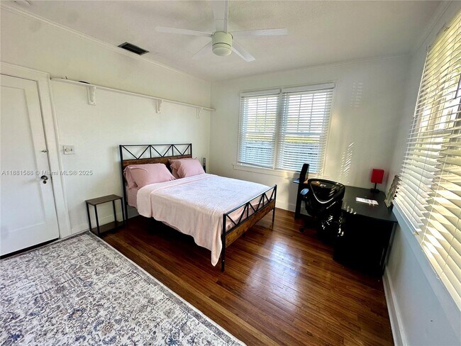 Building Photo - 411 SW 19th St