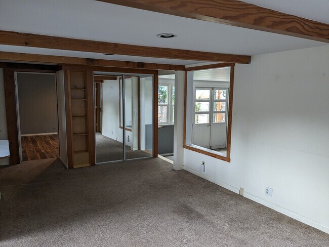 Building Photo - 1005 Clark