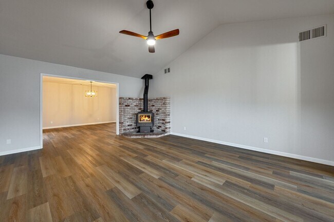 Building Photo - Updated 2 Bed, 2 Bath Duplex with Private Fenced Yard in Rescue!