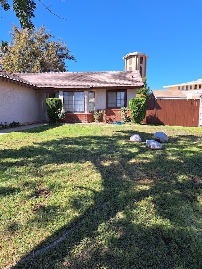 Front yard - 37727 Maureen St