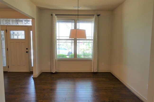 Building Photo - 210 Windthistle Dr