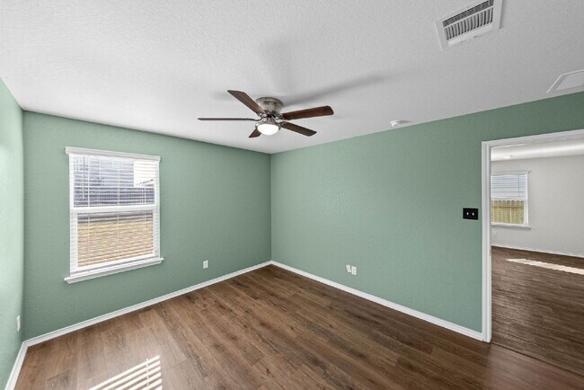 Building Photo - SOLAR Powered Home for Utility Savings! 1 MONTH FREE RENT WITH 20 MONTH LEASE!