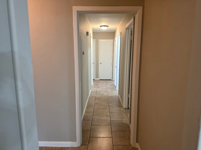 Building Photo - 9007 Glen Shadow Dr