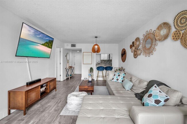 Building Photo - 9431 Live Oak Pl