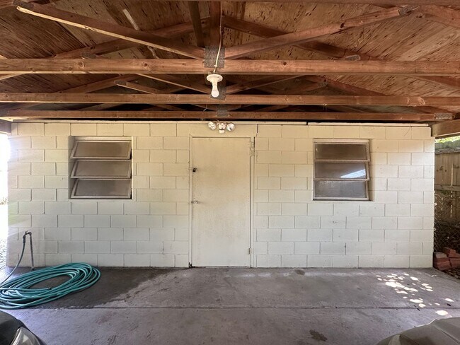 Building Photo - 3 BED | 1 BATH | SPACIOUS GATED BACKYARD |...