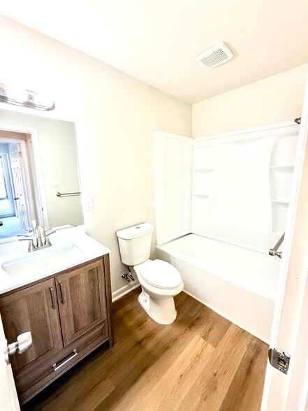 Building Photo - 222 Echelon Rd