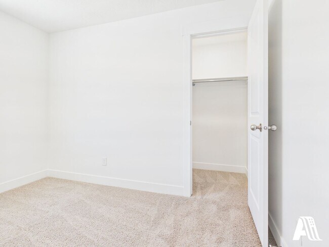 Building Photo - 447 E 650 N