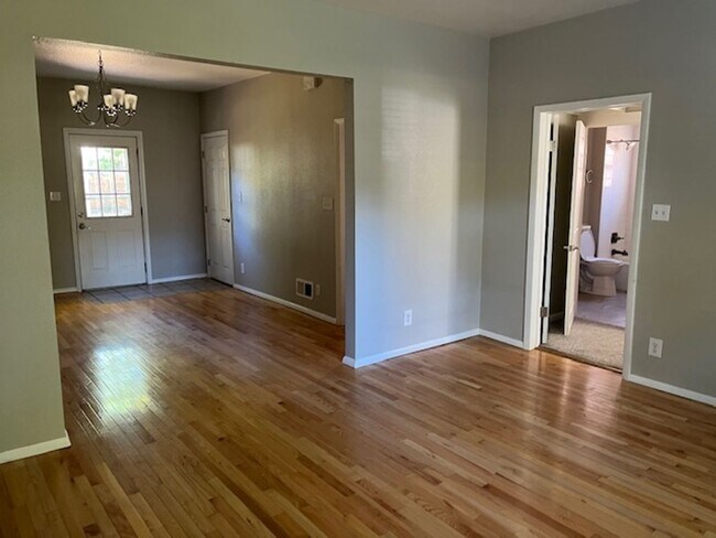 Building Photo - Old Town Updated 3 bed home w detached garage