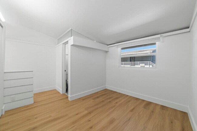 Building Photo - 1951 NE 51st St