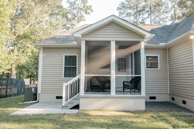 Building Photo - Private 1-bed, 1-bath Unit with screened-in porch