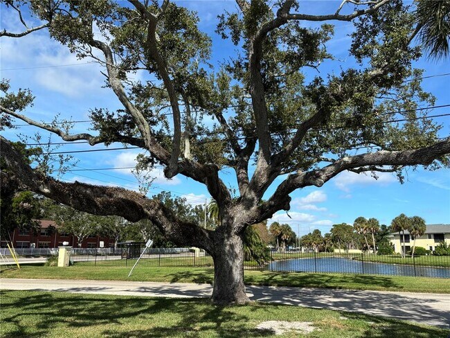 Building Photo - 5815 Erin Ln S