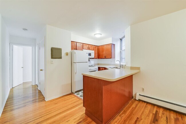 Building Photo - 624 Park Ave