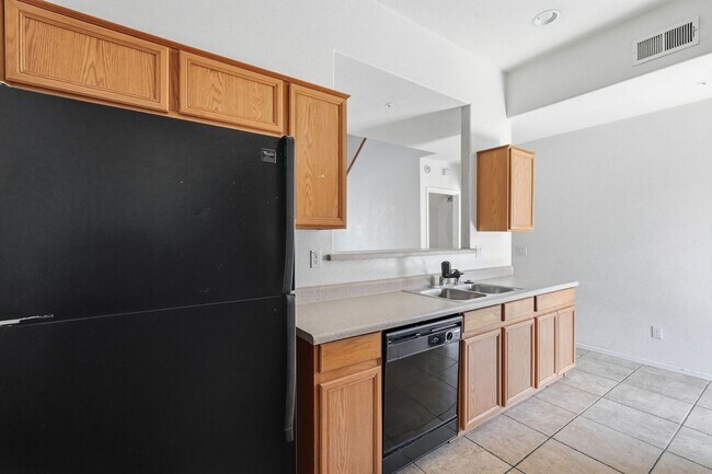 Building Photo - Gated Community, close to 101 and Arrowhead!